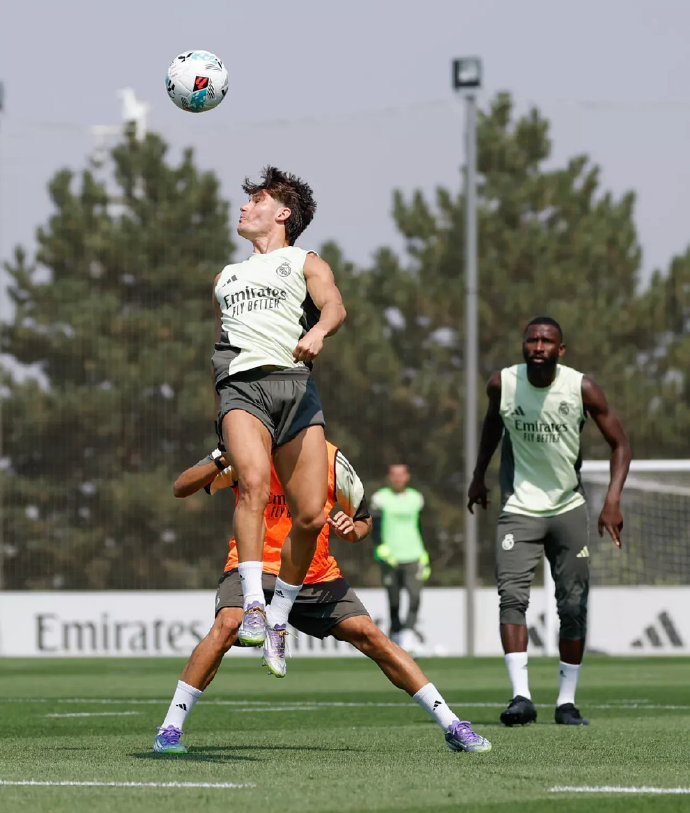 包含北京首钢训练开放日，国际比赛日队长鼓劲引欢呼，西甲在即，球队文化再被提及的词条-爱游戏平台