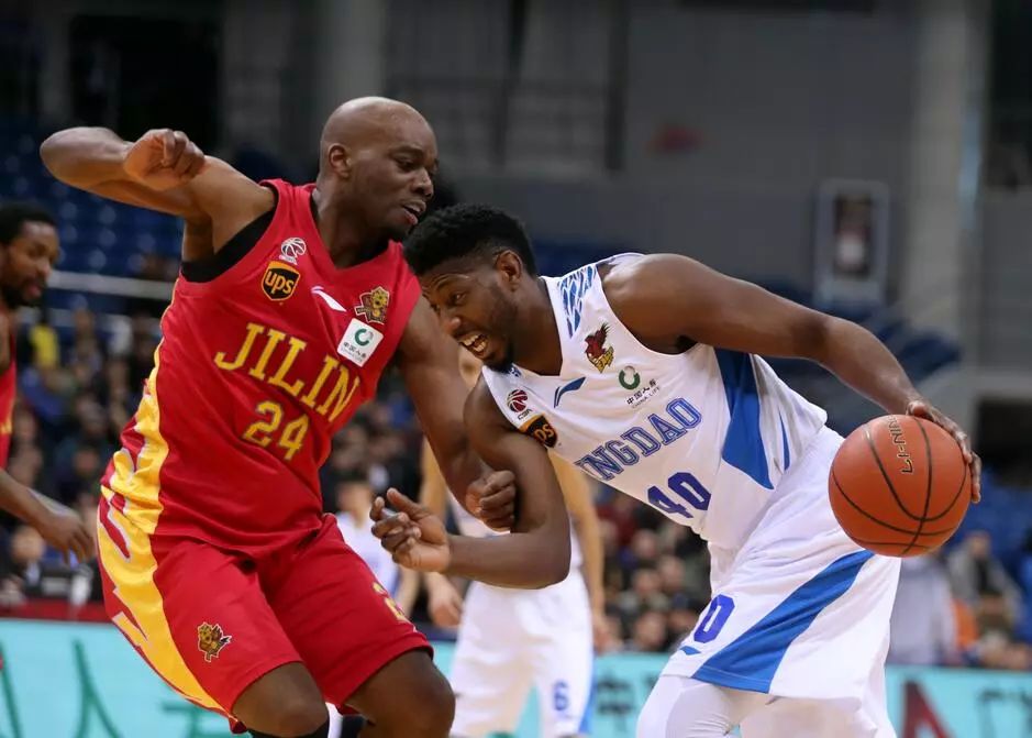 包含切尔西今夜调整名单，志在CBA常规赛名次提升，质疑声仍在，临场指挥获称赞的词条