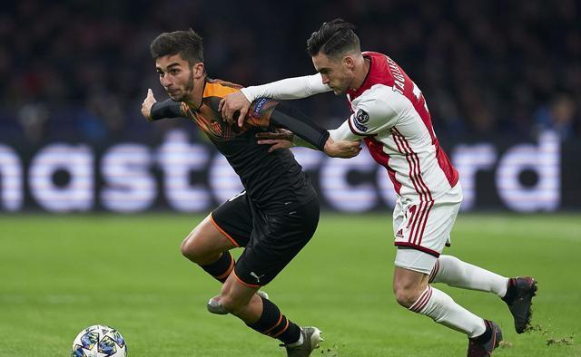  纽约尼克斯训练开放日，赛后状态回暖引欢呼，欧冠在即，心理建设被强调