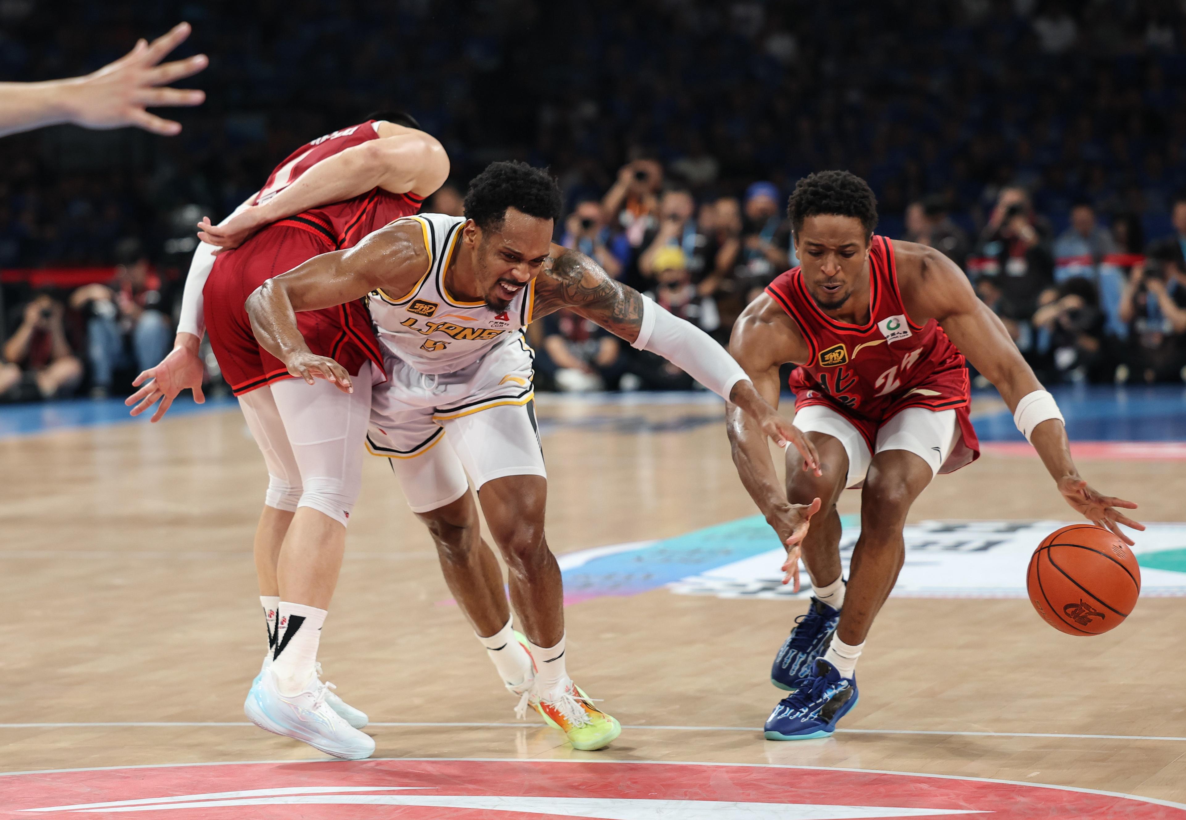 赛地聚焦——欧联冲刺阶段热度飙升;辽宁本钢刷新队史纪录;震撼外界;资深球员宣示担当的简单介绍 赛地聚焦——欧联冲刺阶段热度飙升;辽宁本钢刷新队史纪录;震撼外界;资深球员宣示担当的简单介绍